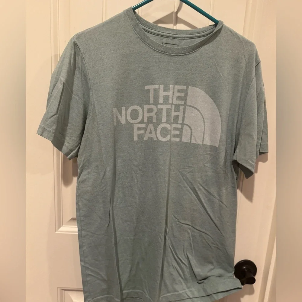 Men’s Northface tshirt see photos